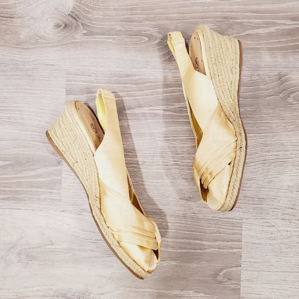 NEW Bella Vita Sangria Yellow Fabric Sandal - Picture 3 of 8